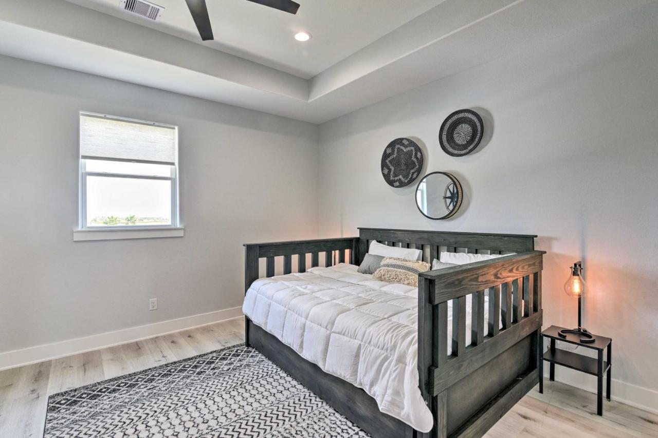 Bolivar Peninsula Chic Crystal Beach Escape With Deck - Walk To Beach! מראה חיצוני תמונה